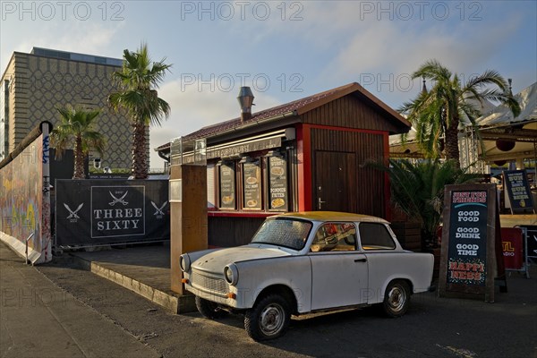 Trabi at a snack bar with palm trees at the egg cooling house