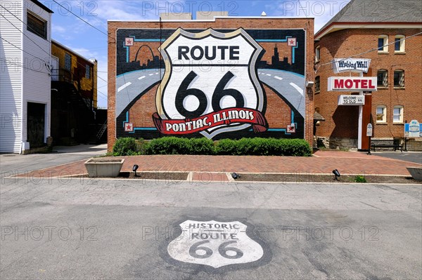 Route 66 mural in the historic centre of Pontiac