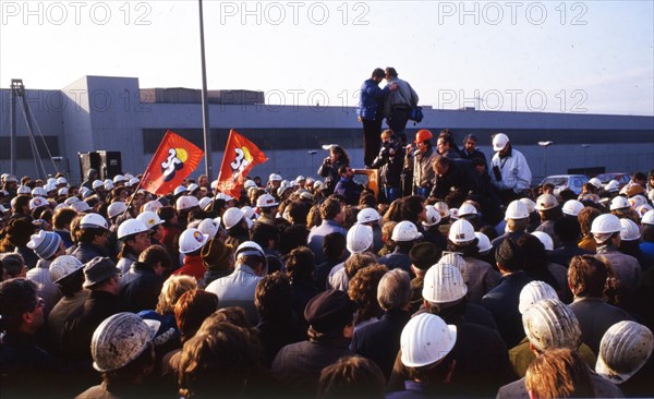 Du-Rheinhausen. Steelworkers of the Krupp steelworks fight for their jobs in 1987 and occupied the Rhine bridge