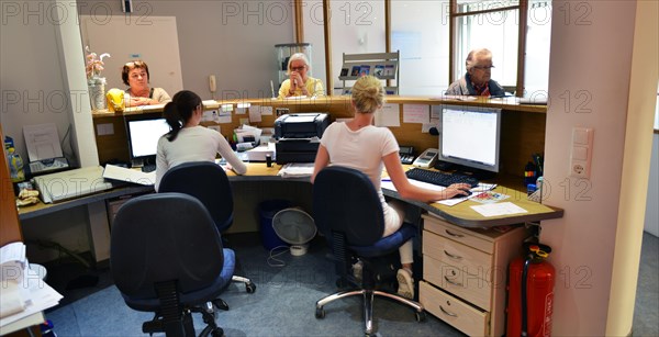 This internist in the centre of a larger city works mainly as a family doctor. The photo shows: The work of the team of medical assistants in the reception