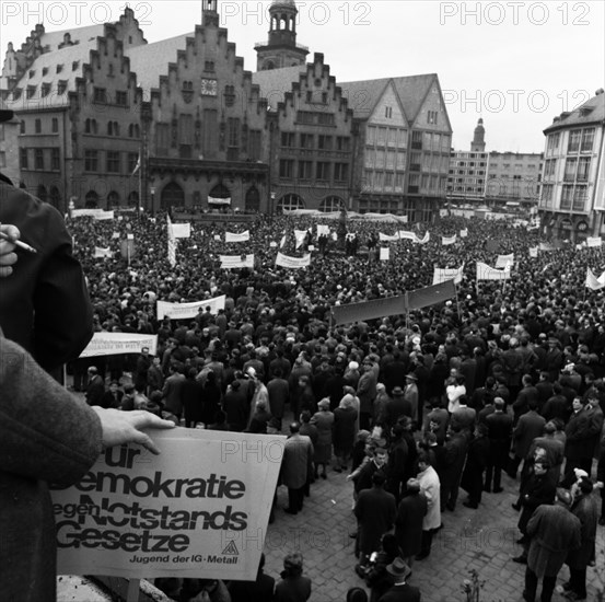 The Congress Emergency of Democracy was a first significant manifestation of trade unions and other democratic forces against the emergency laws on 30. 10. 1966 at the Roemer in Frankfurt/M