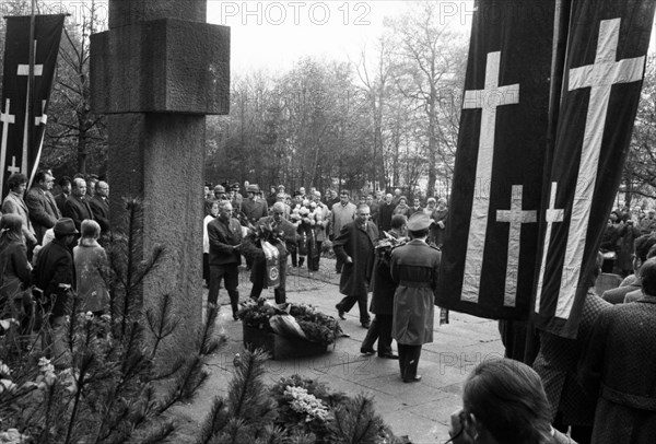 A meeting of the traditional associations of the Waffen- SS to honour their dead of the 6th SS Division North on 14. 11. 1971 in Hunrueck was accompanied by the Bundeswehr with officers and a squad of recruits