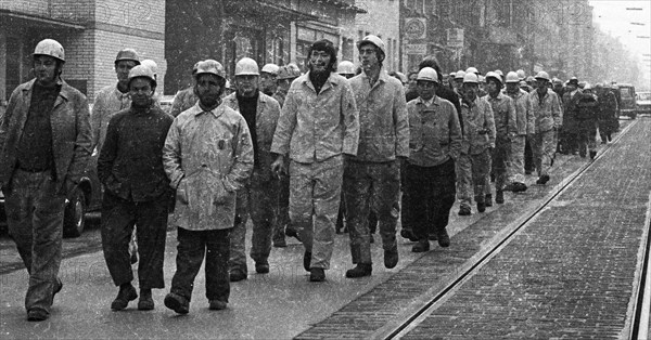 This warning strike of the steel workers of Hoesch AG Westfalenhuette on 10 January 1972 in Dortmund was a spontaneous strike which the participants extended to a demonstration in the city