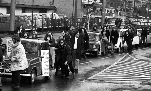 A demonstration with a DKP motorcade on 24 November 1973 in Essen against the driving bans on carless Sundays caused a sensation