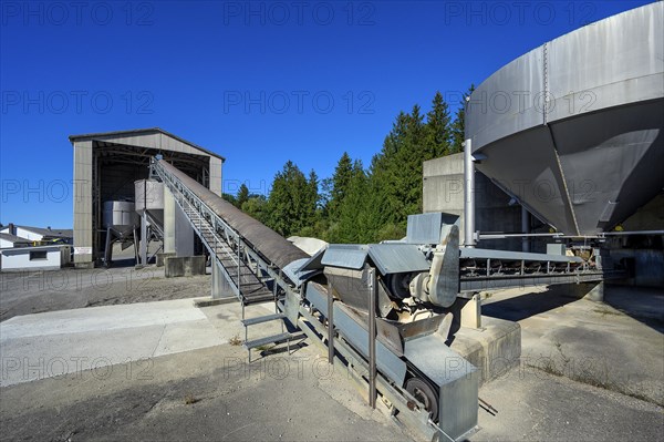 Steel silos and conveyor belt