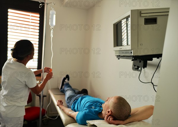 This internist in the centre of a larger city works mainly as a family doctor. The photo shows: A doctor's assistant putting in an infusion