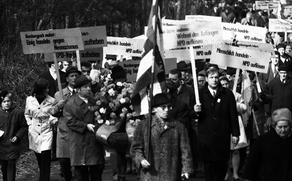 The traditional tribute to murdered Nazi victims on Good Friday 1945 in Rombergpark in Dortmund is also a demonstration