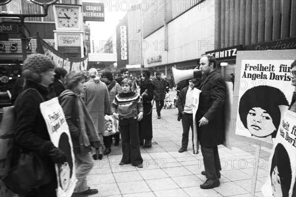 Collection of signatures and protest for the release of US-saenger Angela Davis on 22. 1. 1972 on the Dortmunder Westenhellweg