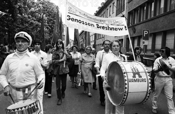 The visit of the Soviet head of state and party Leonid Brezhnev to Bonn from 18-22 May 1973 was a step towards easing tensions in the East-West relationship by Willy Brandt. Demo of friends and opponents of the visit. DKP demo pro Brezhnev