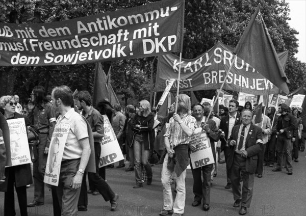 The visit of the Soviet head of state and party Leonid Brezhnev to Bonn from 18-22 May 1973 was a step towards easing tensions in the East-West relationship by Willy Brandt. Demo of friends and opponents of the visit. DKP demo pro Brezhnev