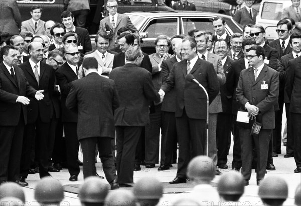 The visit of CPSU party leader Leonid Brezhnev to the Federal Republic of Germany - here in Cologne-Bonn on 22 May 1973 - is concluded with full military honours by Federal Chancellor Willy Brandt. Willy Brandt