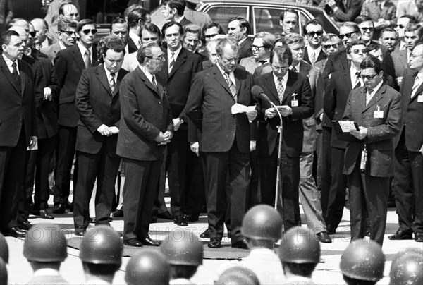 The visit of CPSU party leader Leonid Brezhnev to the Federal Republic of Germany - here in Cologne-Bonn on 22 May 1973 - is concluded with full military honours by Federal Chancellor Willy Brandt. Willy Brandt