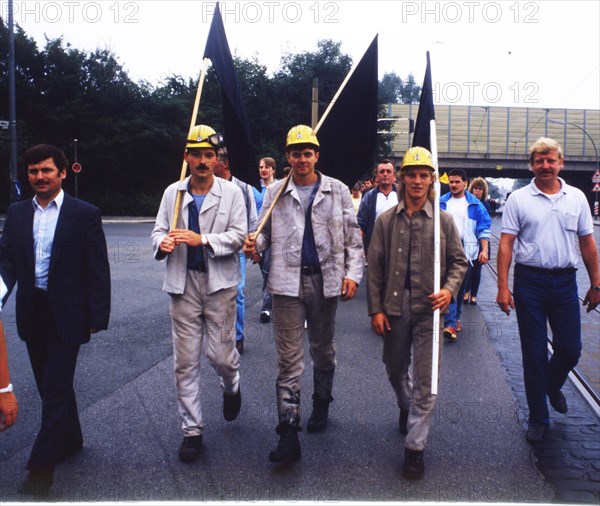 Here in Recklinghausen 10. 8. Herten 12. Gelsenkirchen 24. and Luenen 24. 10. of the year 1987 were unsuccessful. Sometimes the faces of the miners speak for themselves. Ruhr area. The Dwemonstzrationen of the IGBE for the preservation of jobs in the mining industry