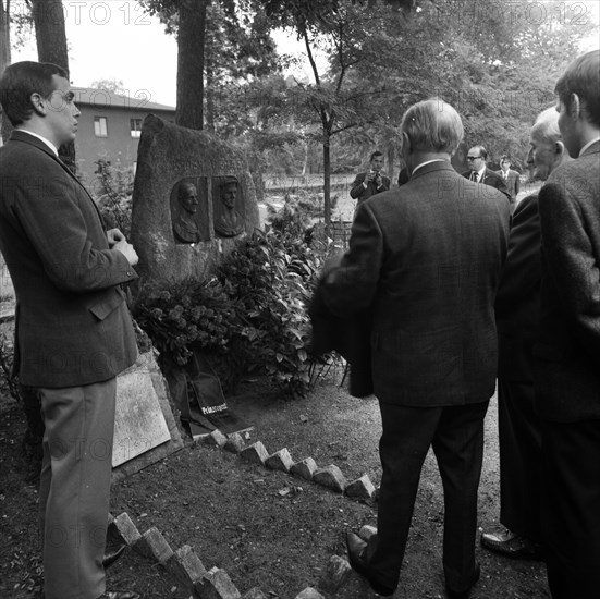 The shooting of Cologne sailors Max Reichspietsch and Albin Koebes on 5 September 1917 in Cologne-Wahn for mutiny prompted youth associations to protest and lay a wreath in commemoration after 50 years