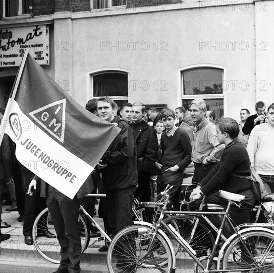 The shooting of Cologne sailors Max Reichspietsch and Albin Koebes on 5 September 1917 in Cologne-Wahn for mutiny prompted youth associations to protest and lay a wreath in commemoration after 50 years