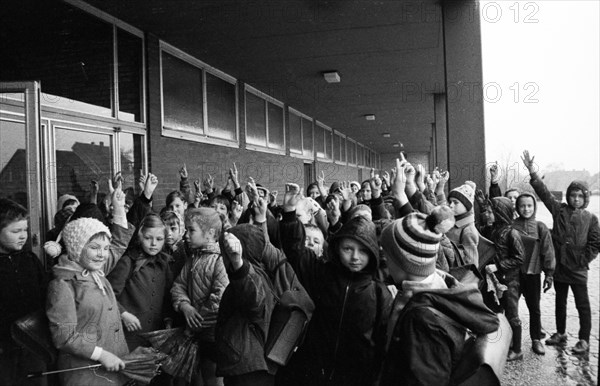 Overcrowded classes and annoyed teacher at a Bochum secondary school in 1966