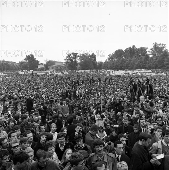 Many thousands of people gathered in Bonn on 11. 5. 1968 for the March on Bonn to protest against the emergency laws