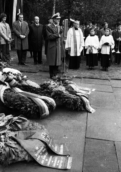 A meeting of the traditional associations of the Waffen- SS to honour their dead of the 6th SS Division North on 14. 11. 1971 in Hunrueck was accompanied by the Bundeswehr with officers and a squad of recruits