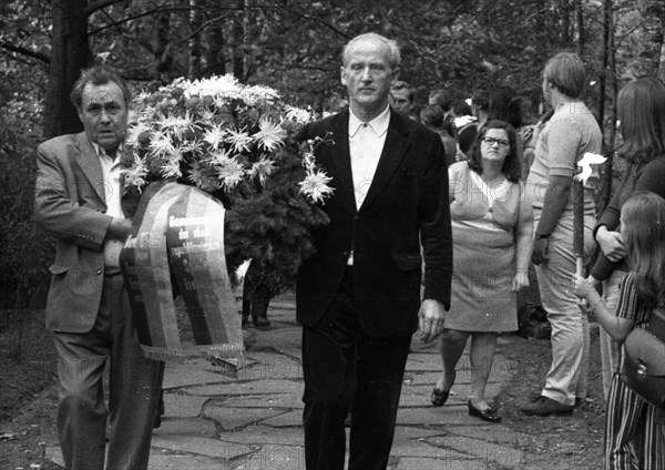 Left and peace movement committed flowers for Stukenbrock at the graves of Soviet war victims of the Nazi regime as a sign of reconciliation here on 4. 9. 1971 in Stukenbrock near Bielefeld