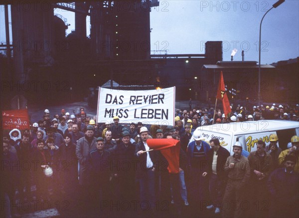 Hattingen. Demonstration in front of the Henrichshuette steelworks in 1988. The coalfield must live