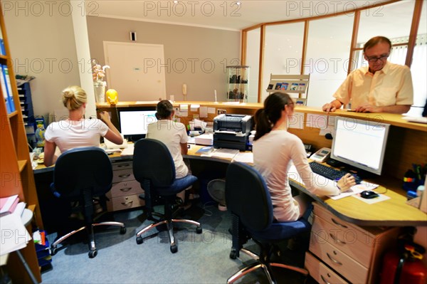 This internist in the centre of a larger city works mainly as a family doctor. The photo shows: The work of the team of medical assistants in the reception