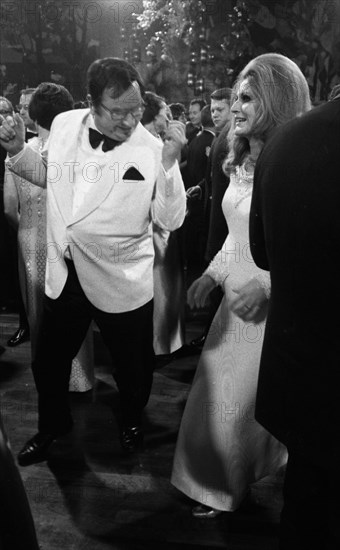 Banquet and ball at the Duesseldorf Hilton Hotel in 1966 accompanied by protest with reference to misery and terror in Brazil