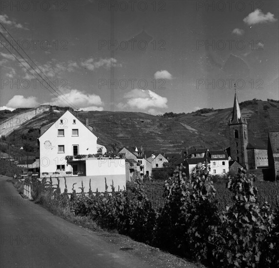 Government representatives with their vehicles in 1966 during a police check at the hitherto secret nuclear bunker of the Federal Government in the Ahr Valley. Ahrweiler