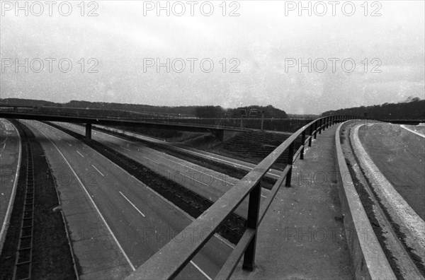 The 2nd carless Sunday on 1. 12. 1973 in the Ruhr area. At the Kamen intersection near Duisburg