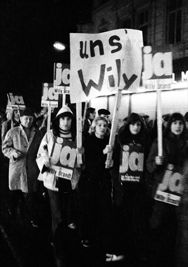 Supporters and friends of the SPD/FDP government coalition demonstrated in Bonn on 26 April 1972 with a torchlight march and rally in favour of the government and the ratification of the Eastern treaties