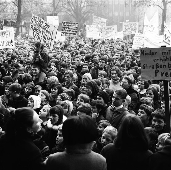 Students of all school types and ages in the Ruhr area in the years 1965 to 1971 jointly oppose price increases in local transport in the Ruhr cities