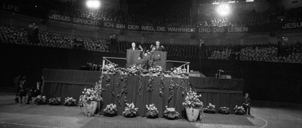 Performance and show by US revivalist Billy Graham on 2. 4. 1970 at the Westfalenhalle Dortmund