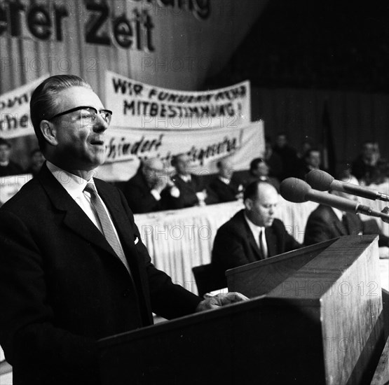 Trade union activities in the years 1965 to 1971 on the subject of co-determination and coal and steel co-determination in the Ruhr area. Otto Brenner at the lectern