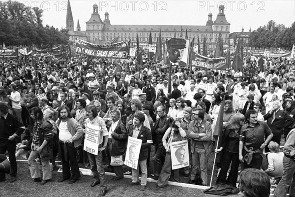 The visit of the Soviet head of state and party Leonid Brezhnev to Bonn from 18-22 May 1973 was a step towards easing tensions in the East-West relationship by Willy Brandt. Demo of friends and opponents of the visit. DKP demo pro Brezhnev