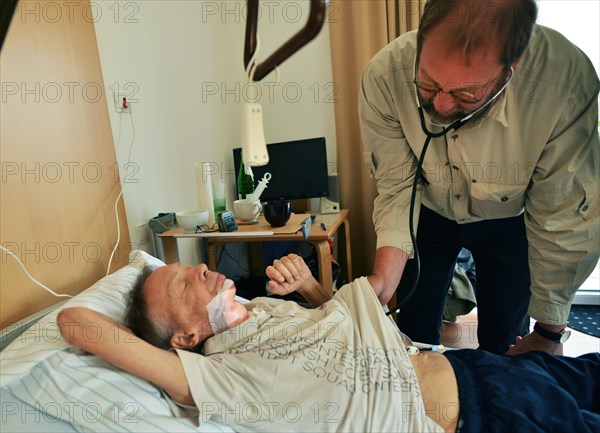 The Mother Theresa Hospice offers its guests a dignified home in a new friendly ambience for patients in their last phase of life. This patient with carcinoma of the floor of the mouth caused by smoking and alcohol is 'allowed' to continue smoking