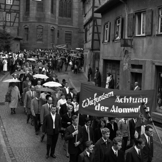 Against the emergency laws and for a respect of nuclear weapons a demonstration of the Industriegeselschaft Metall