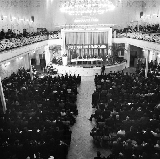 The Congress Emergency of Democracy was a first significant manifestation of trade unions and other democratic forces against the emergency laws on 30. 10. 1966 at the Roemer in Frankfurt/M