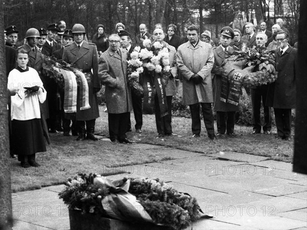 A meeting of the traditional associations of the Waffen- SS to honour their dead of the 6th SS Division North on 14. 11. 1971 in Hunrueck was accompanied by the Bundeswehr with officers and a squad of recruits