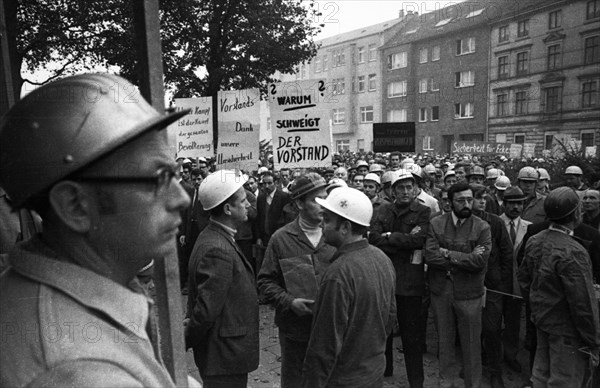 4000 workers of the steelworks Suedwestfalen AG took to the streets in Hagen on 4 October 1971 to protest for their jobs