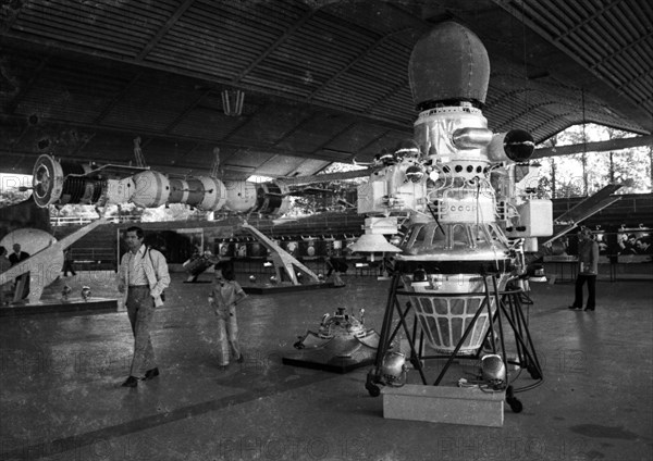 A delegation of scientists from the USSR visited Germany to exhibit space technology and moon dust in the Westfalenhalle in Dortmund on 03. 06. 1973. Police took care of the guests and the moon dust