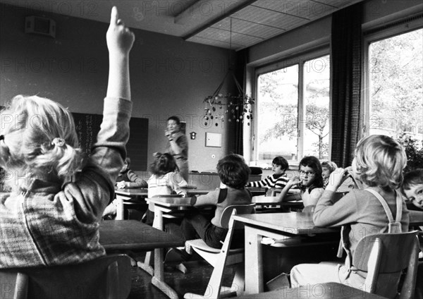 Among the pupils of the primary school - here in Dortmund on 1. 10. 1973 in German lessons - are many pupils whose parents are migrants