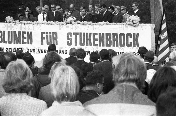 Left and peace movement committed flowers for Stukenbrock at the graves of Soviet war victims of the Nazi regime as a sign of reconciliation here on 4. 9. 1971 in Stukenbrock near Bielefeld
