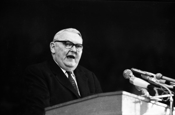 CDU election campaign rally in Dortmund's Westfalenhalle in 1965. Ludwig Ehrhard at the lectern