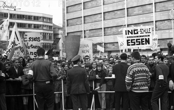 Students of all school types and ages in the Ruhr area in the years 1965 to 1971 jointly oppose price increases in local transport in the Ruhr cities