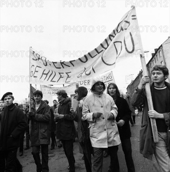 Students of all school types and ages in the Ruhr area in the years 1965 to 1971 jointly oppose price increases in local transport in the Ruhr cities