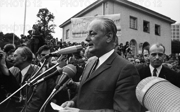 The second meeting of Federal Chancellor Willy Brandt with GDR MP Willi Stoph on 21 May 1971 in Kassel was accompanied by a large number of statements for and against the Brandt government's policy of detente. Adolf von Thadden