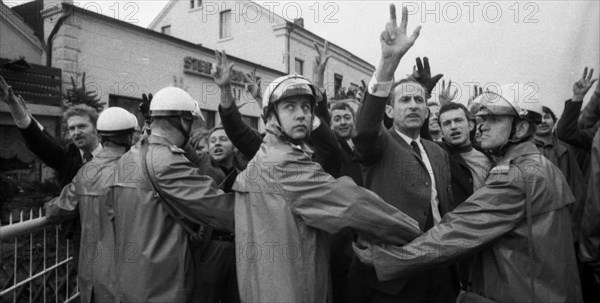 The right-wing radical action Resistance of the NPD was a nationwide response to Willy Brandt's policy of understanding with the East in 1970. These generated a sometimes furious reaction from left-wing parties and groups at the Au appearances of old and neo-Nazis. Neo-Nazis raise their hand with three fingers as identification and substitute for Hitler salute