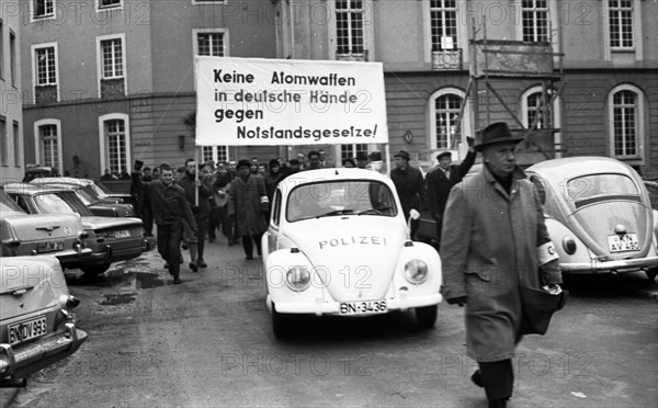 The peace movement demonstrated in Bonn on 16. 6. 1965 against the emergency laws and nuclear weapons