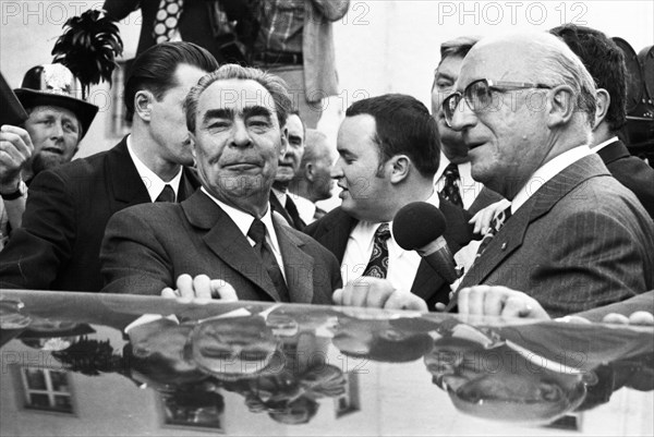 The visit of the Soviet Head of State and Party Leonid Brezhnev to Bonn from 18-22 May 1973 was a step towards easing tensions in East-West relations by Willy Brandt. Leonid Brezhnev at Gymnich Castle. with Heinz Kuehn