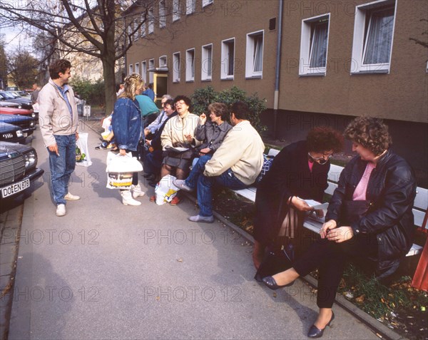 Gymnasium were also used. Immigrants and foreign refugees in North Rhine-Westphalia on 28. 10. 1988 in Unna-Massen. Since the sleeping accommodations were not sufficient