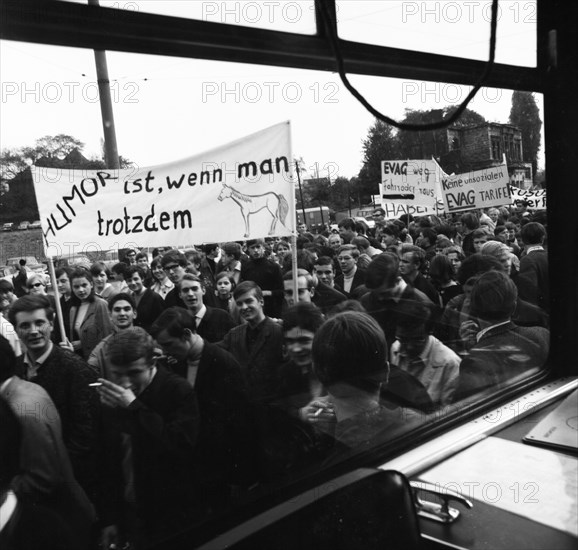 Students of all school types and ages in the Ruhr area in the years 1965 to 1971 jointly oppose price increases in local transport in the Ruhr cities